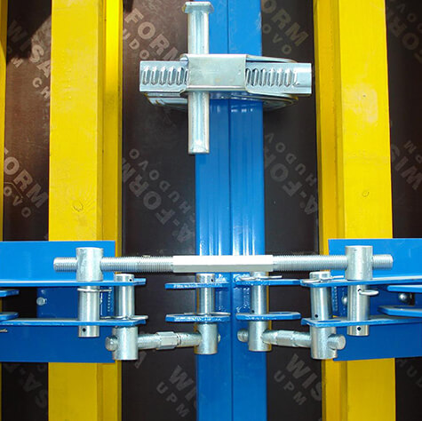 Adjustable radius arc formwork