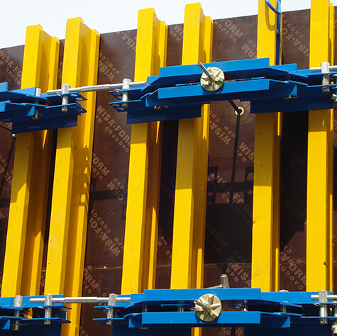 Adjustable radius arc formwork