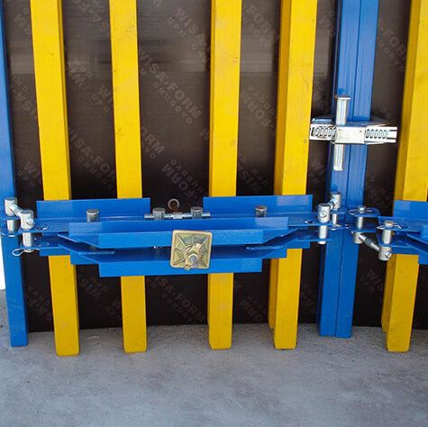 Adjustable radius arc formwork