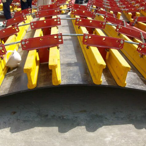 Adjustable radius arc formwork