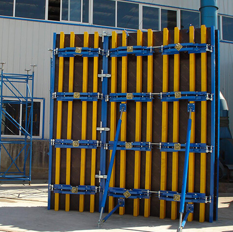 Adjustable radius arc formwork