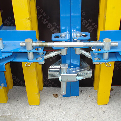 Adjustable radius arc formwork